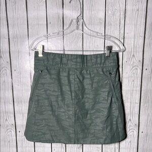Orvis green printed skort size small